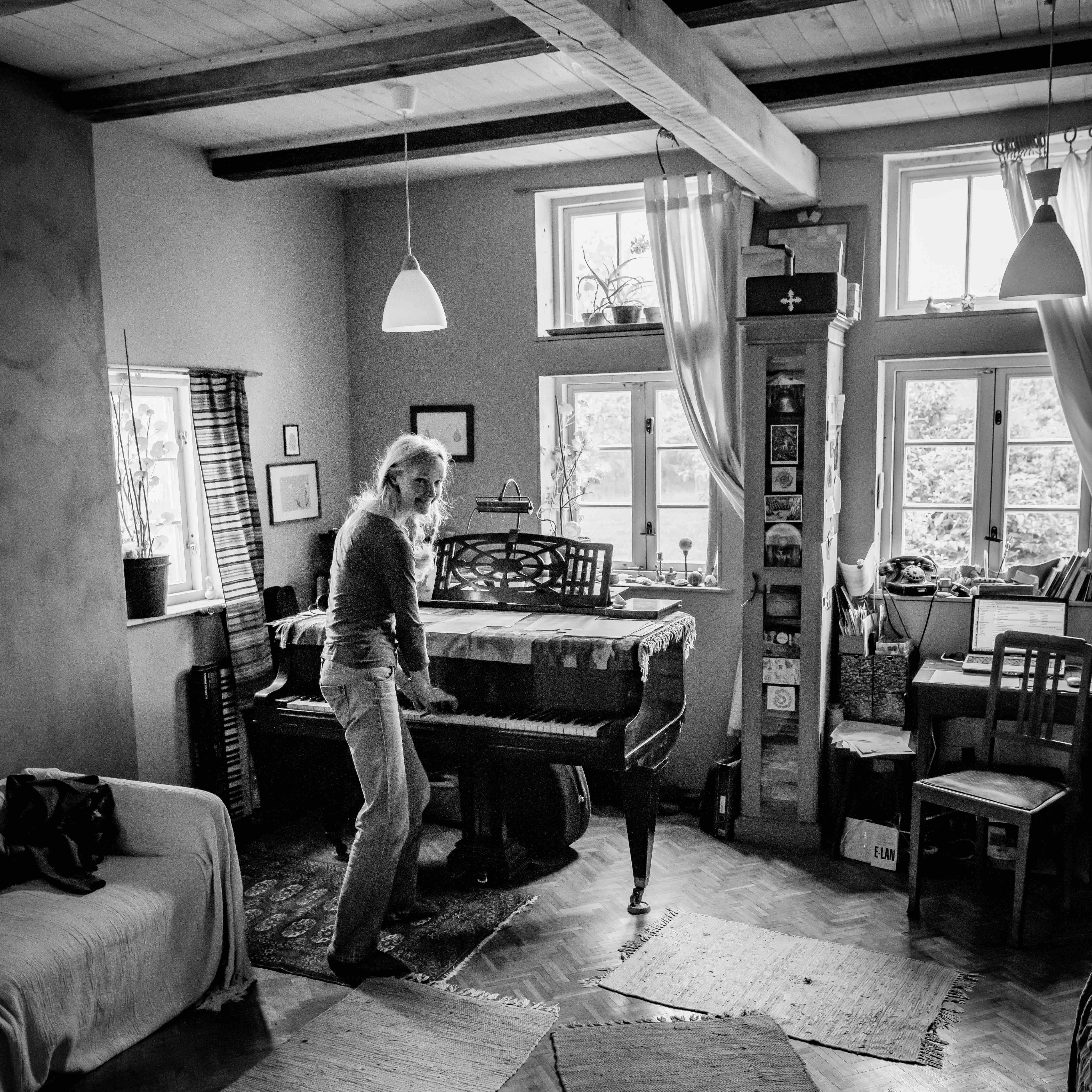 Brita Rehsöft im Arbeitszimmer